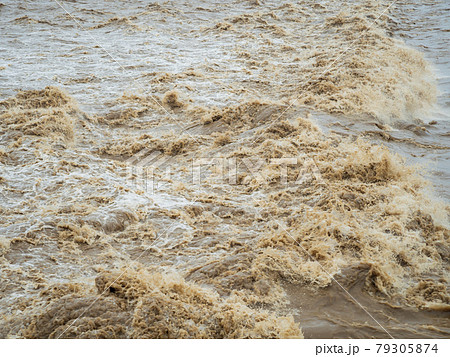 豪雨災害・濁流のイメージ 豪雨災害・濁流のイメージ 79305874