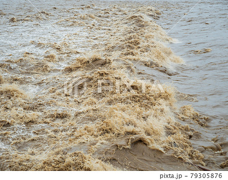 豪雨災害・濁流のイメージ 豪雨災害・濁流のイメージ 79305876