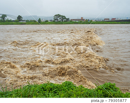 豪雨災害・濁流のイメージ 豪雨災害・濁流のイメージ 79305877