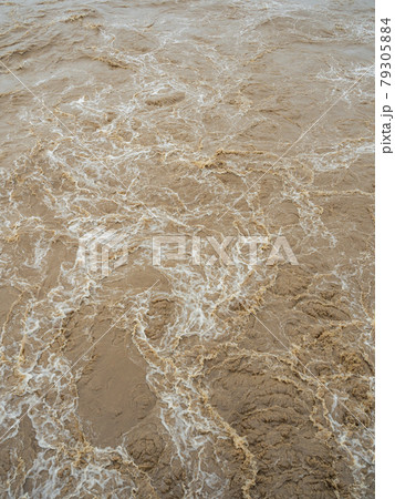 豪雨災害・濁流のイメージ 79305884