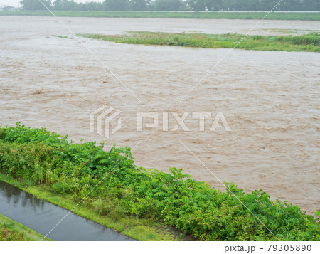 豪雨災害・濁流のイメージ 豪雨災害・濁流のイメージ 79305890