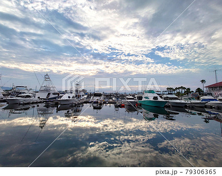 雲のアートと水辺のリフレクション 79306365