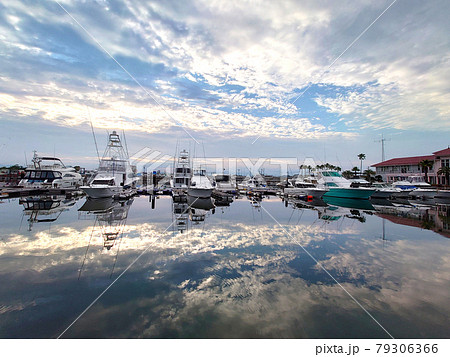 雲のアートと水辺のリフレクション 79306366