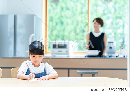 勉強をする女の子と見守る母親。 勉強をする女の子と見守る母親。 79306548