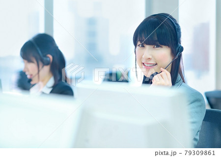 オフィスでチャットで対応するスーツ姿の女性オペレーター 79309861