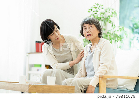 不仲な嫁と姑 嫁姑 母子 シニア女性 ミドル女性 2人 不仲な嫁と姑 嫁姑 母子 シニア女性 ミドル女性 2人 79311079