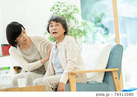 不仲な嫁と姑　　嫁姑　母子　シニア女性　ミドル女性　2人 79311080