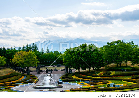 国営みちのく杜の湖畔公園　彩のひろばから雲のかかった蔵王連峰を望む 79311174