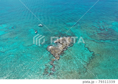 Aerial view of boats anchored off coral islet off North Bimini, Bahamas. 79311339