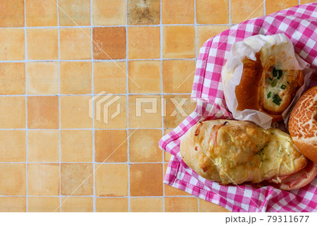 籠に盛った惣菜パン 籠に盛った惣菜パン 79311677