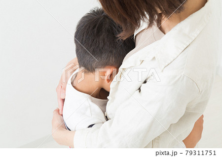 抱き合う親子 79311751