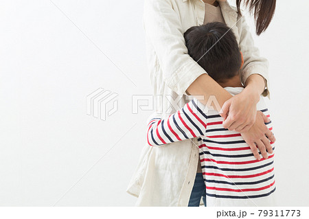 甘える子供と母親 79311773