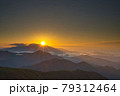山の夜明けの風景 79312464