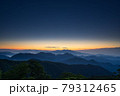 山の夜明けの風景 79312465
