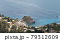 イタリア、タオルミーナの海を見下ろす 79312609