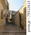 マテーラの街角。石造りの階段と両脇の建物が良い雰囲気 79312613