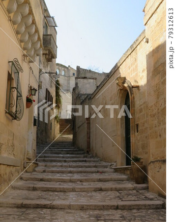 マテーラの街角。石造りの階段と両脇の建物が良い雰囲気 マテーラの街角。石造りの階段と両脇の建物が良い雰囲気 79312613