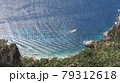 さざ波が立つカプリ島の美しい海に小さいボート 79312618