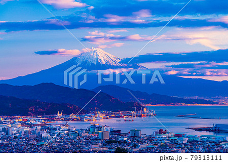 (静岡県)早朝の清水港と富士山 (静岡県)早朝の清水港と富士山 79313111