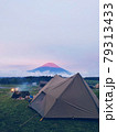 富士山のふもとのキャンプ場で紅富士を望む 79313433