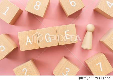 年齢｜「AGE」と書かれた積み木と人型のおもちゃ 79313772