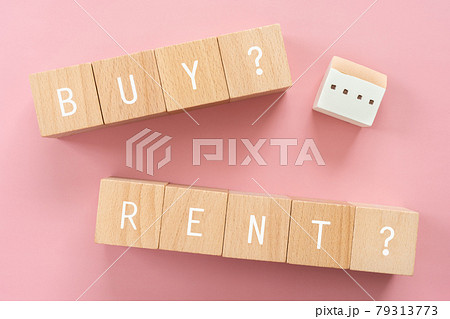 買うか借りるか｜「BUY? RENT?」と書かれた積み木と家のおもちゃ 79313773