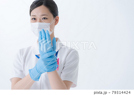 看護師　ナース　女性　手袋 79314424