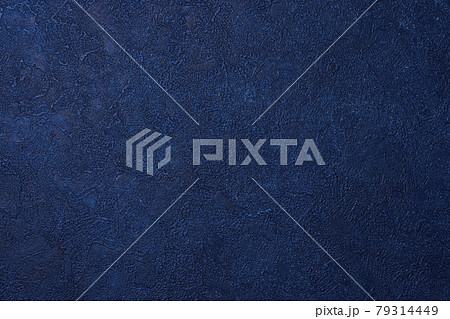 紺色にペイントされた壁紙　背景素材 79314449