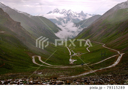 中国四川省　巴朗山峠から日隆方向の眺望 四姑娘山に連なる邛崍（キョウライ）山脈の峰々 79315289