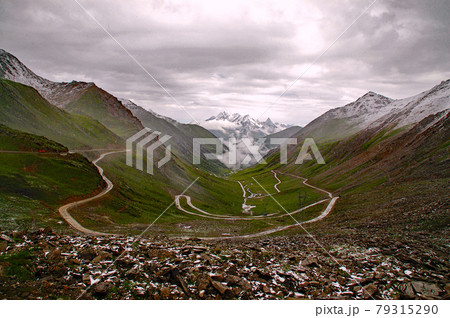 中国四川省 巴朗山峠から日隆方向の眺望 四姑娘山に連なる邛崍(キョウライ)山脈の峰々 中国四川省 巴朗山峠から日隆方向の眺望 四姑娘山に連なる邛崍(キョウライ)山脈の峰々 79315290
