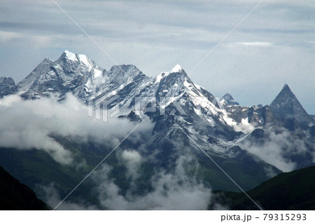 中国四川省 巴朗山峠から日隆方向の眺望 四姑娘山に連なる邛崍(キョウライ)山脈の峰々 中国四川省 巴朗山峠から日隆方向の眺望 四姑娘山に連なる邛崍(キョウライ)山脈の峰々 79315293