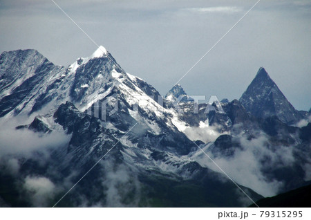 中国四川省　巴朗山峠から日隆方向の眺望 四姑娘山に連なる邛崍（キョウライ）山脈の峰々 79315295