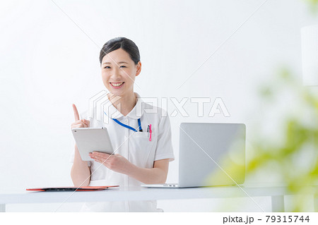 看護師 女性 パソコン 看護師 女性 パソコン 79315744