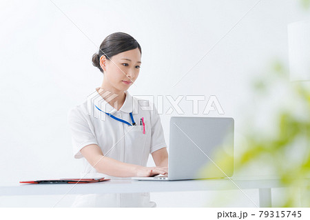 看護師　女性　パソコン 79315745