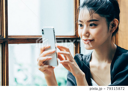 家でスマホを見る若い女性 家でスマホを見る若い女性 79315872