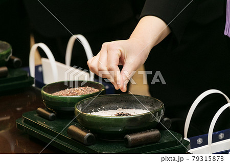 焼香する女性の手のアップお葬式のイメージ画像 焼香する女性の手のアップお葬式のイメージ画像 79315873