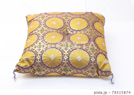 仏壇用の座布団の素材画像白バックスタジオ撮影仏具画像 仏壇用の座布団の素材画像白バックスタジオ撮影仏具画像 79315874