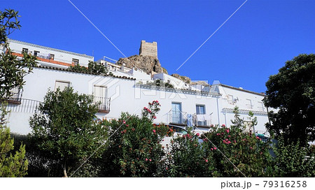 アラブ城と白壁の家（スペイン・サアラデラシエラ） 79316258