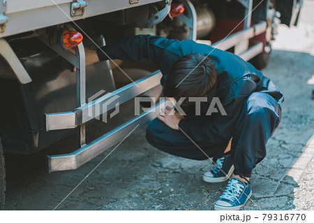 トラック運転手の日常点検 トラック運転手の日常点検 79316770