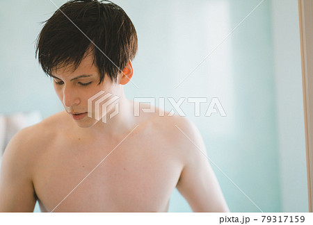風呂上がりの若い男性 79317159