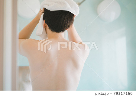 朝シャン後の若い男性 朝シャン後の若い男性 79317166