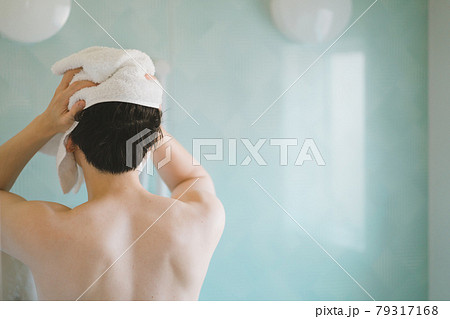 朝シャン後の若い男性 朝シャン後の若い男性 79317168