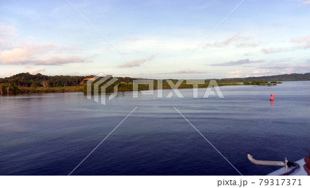 パナマ運河ガトゥン閘門のカリブ海側出入り口，パナマ共和国 79317371