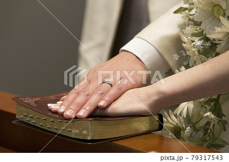 聖書に手を置く結婚式のイメージ画像 79317543