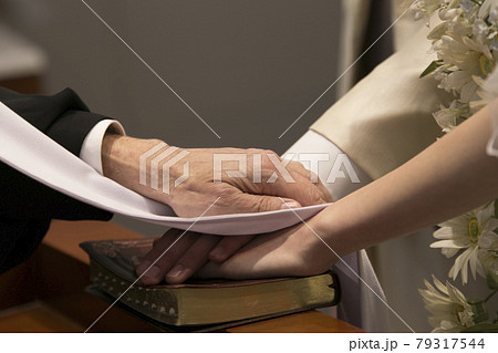 聖書に手を置く結婚式のイメージ画像 79317544
