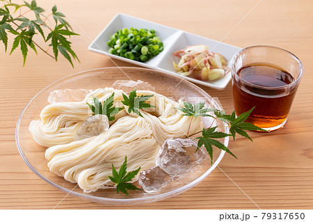 素麺を食べる 79317650