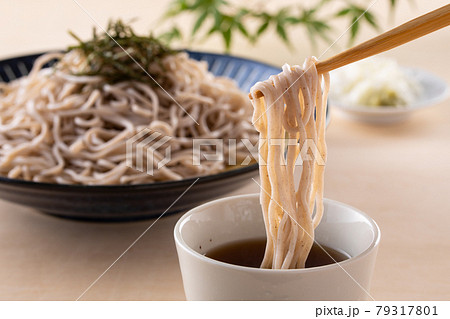 ざるそばを食べる ざるそばを食べる 79317801