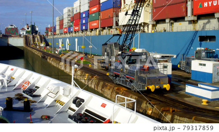 パナマ運河のガトゥン閘門で船を牽引する気動車,パナマ共和国 パナマ運河のガトゥン閘門で船を牽引する気動車,パナマ共和国 79317859