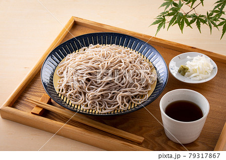 ざるそばを食べる 79317867