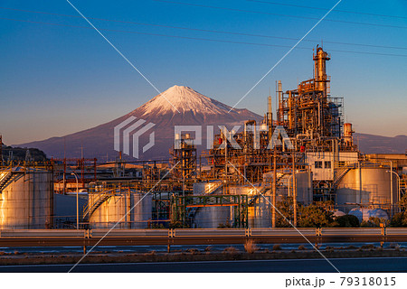 (静岡県)プラント工場越しに、富士山 夕景 (静岡県)プラント工場越しに、富士山 夕景 79318015
